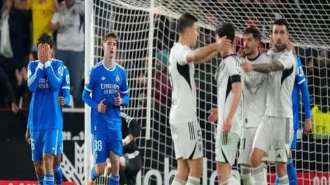 绿军赛季前客场连胜32场，与勇士2025-16赛季齐创辉煌，两队共谱历史佳话。